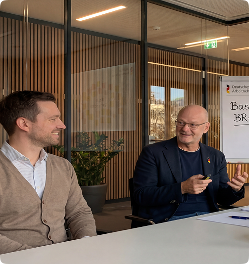 Zwei Betriebsräte im Gespräch am Besprechungstisch